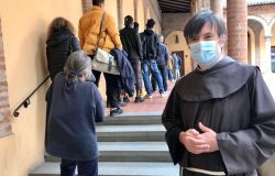 Emergenza povertà, operazione pane anche a Roma, picco di richieste di aiuto alle mense francescane