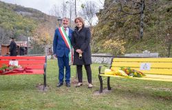 Michela Califano con il sindaco di Settefrati tra le panchine rossa e gialla