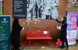 Ostia, una panchina rossa tra i ragazzi del Giovanni Paolo II