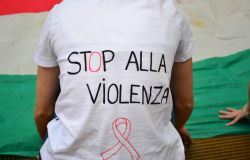 stop violenza donne maglietta