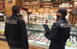 controlli polizia e carabinieri centro storico in un negozio