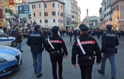 controlli polizia e carabinieri centro storico a piedi piazza di Spagna