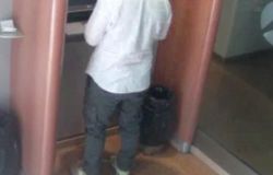 Rubavano il pin con una scusa e poi ripulivano i conti con bancomat falsificati, tre arresti