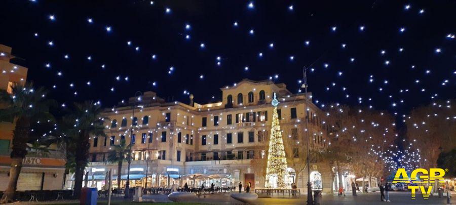 Ostia, a piazza Anco Marzio e nel centro storico un cielo di stelle luminose... per Natale,