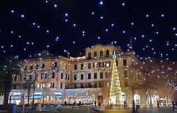 Ostia, a piazza Anco Marzio e nel centro storico un cielo di stelle luminose... per Natale,