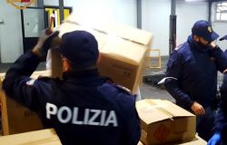 Acilia, la polizia interviene per uno sfratto e trova una Santa Barbara di fuochi artificiali nell'appartamento