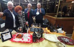 il taglio della torta: da sx Mario Ciotoli, Lilliana Ciotoli, Mario Falconi, Antonio Ricci