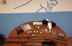 Roma, sequestro di armi, droga e sei arresti tra ladri e pusher, stretta della polizia