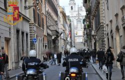 Roma, servizi antirapina della Polizia nel centro storico, arrestato dopo uno scippo 19enne egiziano