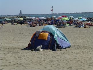 Fiumicino, tendopoli sulla spiaggia, i cittadini insorgono Fiumicino, tendopoli sulla spiaggia, i cittadini insorgono