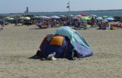 Fiumicino, tendopoli sulla spiaggia, i cittadini insorgono