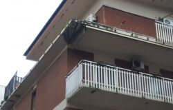 Nuova Ostia, tragedia sfiorata, la balaustra di un balcone vola in strada da dieci metri