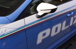 Poliziotto a fine servizio torna a casa e sorprende il ladro, in manette