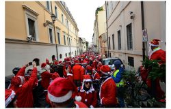 Roma, la pedalata dei Babbi Natale fino alla casa di Peter Pan