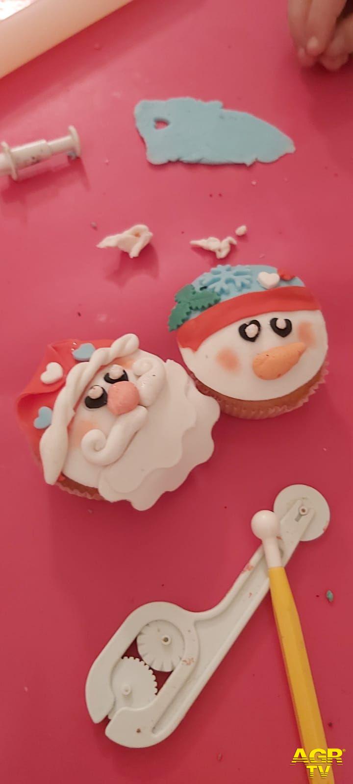 Il primo laboratorio ha permesso ai piccoli decoratori di realizzare due cupcake natalizi