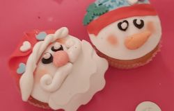 Il primo laboratorio ha permesso ai piccoli decoratori di realizzare due cupcake natalizi