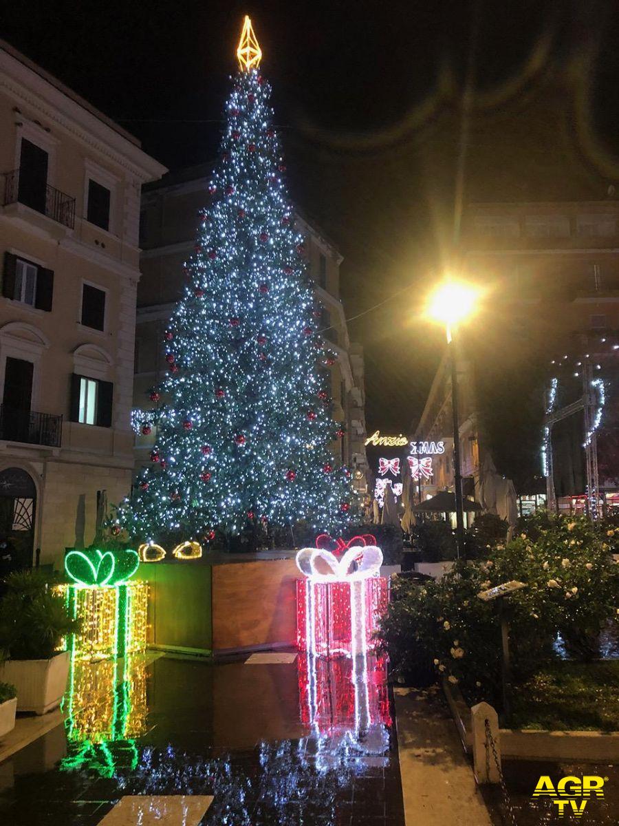 luminarie Natale albero di notte