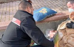 91 anni, cade nel giardino e resta immobilizzata al freddo per la notte, i carabinieri la ritrovano, sta bene ma ha un principio di ipotermia
