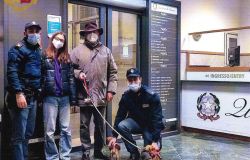 Il suo pincher si smarrisce su via Nazionale, disperato va dalla polizia e lo ritrova