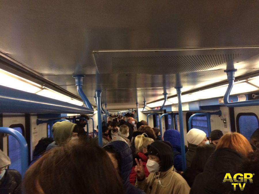Roma-Lido, maggioranza ed opposizione, pur con i distinguo del caso, denunciano: subito due treni dalla metropolitana