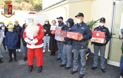 Civitavecchia: Natale insieme alla Polizia di Stato:“...perché non importa cosa trovi sotto l’albero ma chi trovi intorno...”