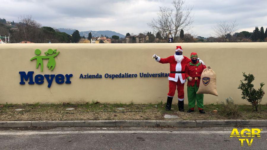 Questura di Firenze Babbo Natale della Polizia di Stato al Meyer per tutti i bambini: un carico pieno di doni della Nestlè e tanti sorrisi