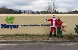 Babbo Natale della Polizia di Stato al Meyer per tutti i bambini: un carico pieno di doni della Nestlè e tanti sorrisi