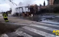 Torrino: bus distrutto dalle fiamme