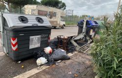 Ostia, brucia un cassonetto in via Tancredi Chiaraluce