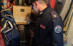 Polizia artificieri con fuochi artificiali sequestrati