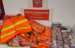 Prato -Sequestrati 350 gilet ad alta visibilità e 50 capi di intimo non etichettati