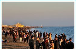 ostia capodanno pienone di gente sulla spiaggia