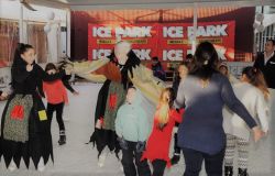 La Befana porta la solidarietà all' Ice Park