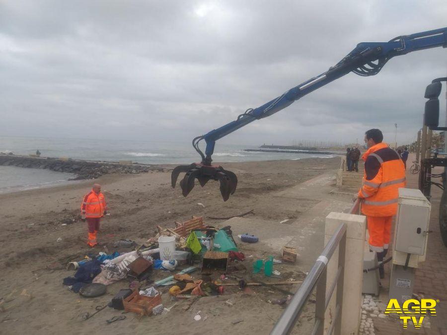 rimozione discarica sulla spiaggia Ostia ponente