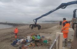 Ostia, discarica sulla spiaggia, rimossi i detriti dall'AMA