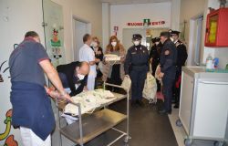 consegna doni epifania carabinieri forestali reparto pediatrico
