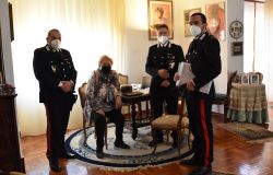 Gabriella con i carabinieri che l'hanno salvata