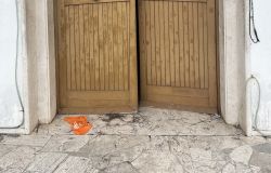 Infernetto i sigilli forzati del portone d'ingresso dei locali foto Francesco Bucci