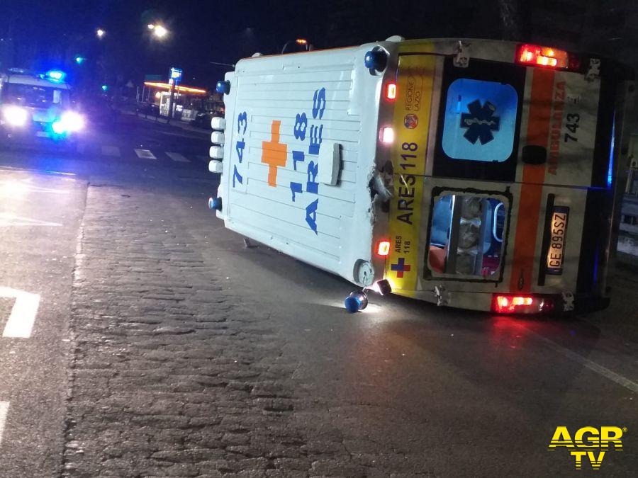 l'ambulanza ribaltatasi dopo l'incidente