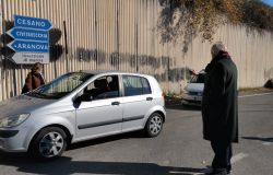 Aranova nuovo svincolo via pompeati luchini il sindaco Montino assiste passaggio auto