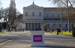 Roma, appare a San Paolo un piedistallo vuoto per La statua che non esiste....