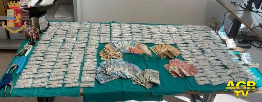 Polizia, droga e soldi sequestrati in una centrale di spaccioi al Casilino