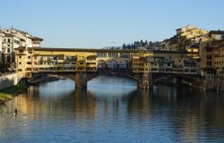 Manifesto del presidente della Fiorentina con la maschera di Joker su Ponte Vecchio: la Polizia di Stato denuncia tifoso viola per deturpamento aggravato