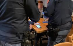 Alcool ai minori, giro di vite della polizia, pesanti sanzioni e chiusura