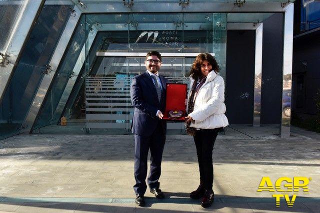 Nelle foto: Il presidente dell'AdSP Pino Musolino consegna un crest del porto di Civitavecchia all'ambasciatrice Gloria Isabel Ramírez Rios