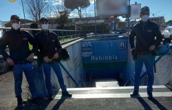 Roma, metro nel mirino, controlli e posti di blocco nei pressi di Rebibbia