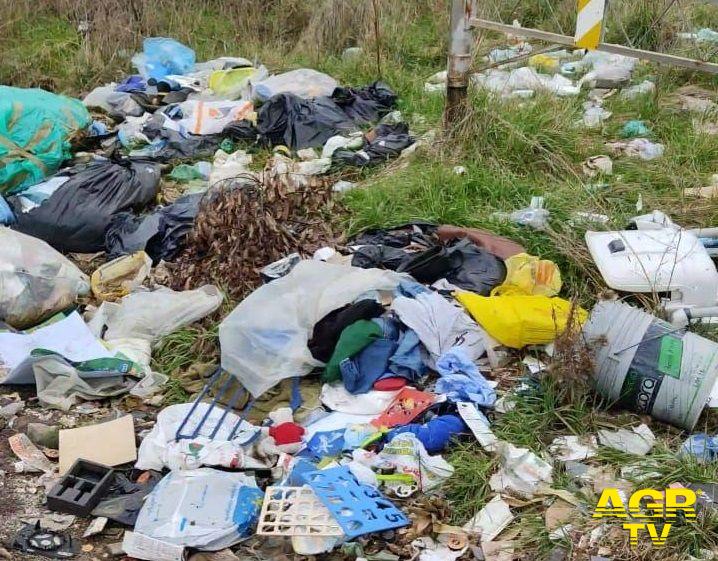 Velletri, via Lazzaria dopo la pulizia....torna discarica,