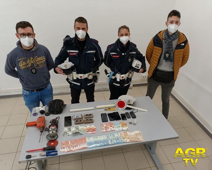 Comune di Firenze Cerca di disfarsi di quattro panetti di hashish gettandoli dalla finestra, spacciatore arrestato dalla Polizia Municipale
