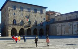 Pistoia. Al via “Mettiamoci a giocare!”: sei pomeriggi in piazza del Duomo in compagnia dei giochi del passato