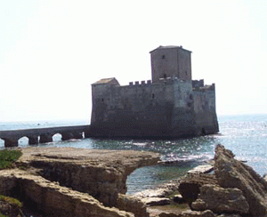 Torre Astura rischia il crollo Torre Astura rischia il crollo